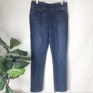 Levi’s elastic waist skinny Jeans / size 8 (29)